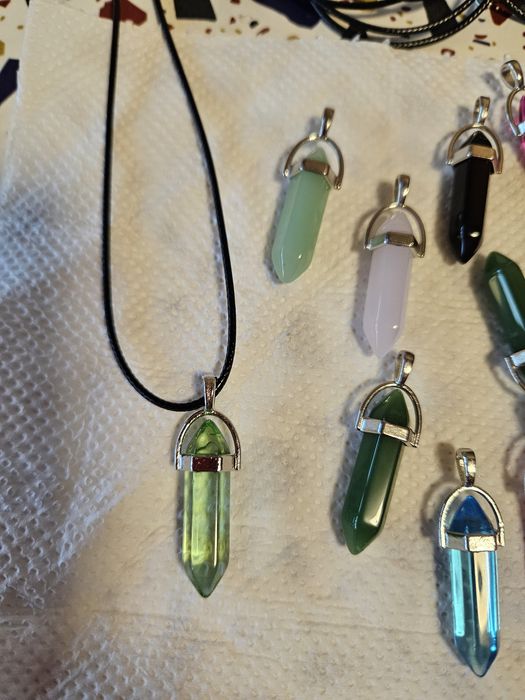 Vând set de 10 pandantive colorate