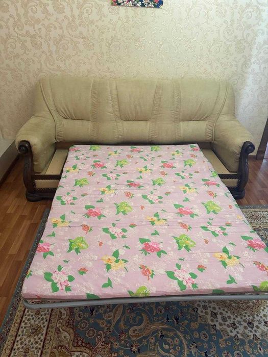 Светло-бежевый диван - кровать