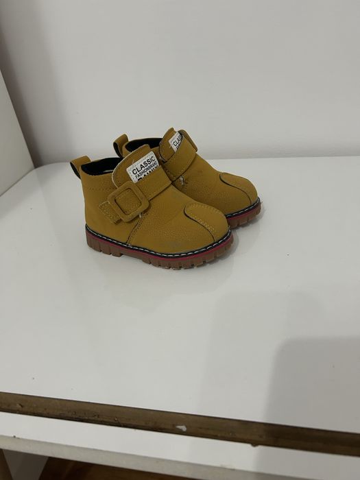 Продавам нови боти за момче 23номер