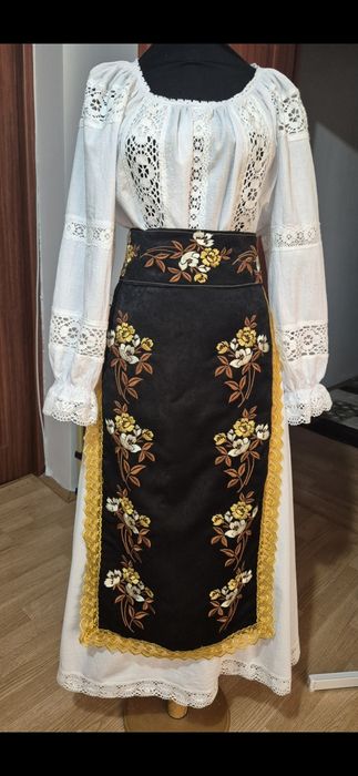 Costum femei disponibil M L