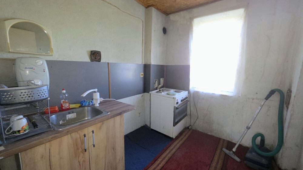 Продава се къща в центъра на село Чуковец, община Радомир