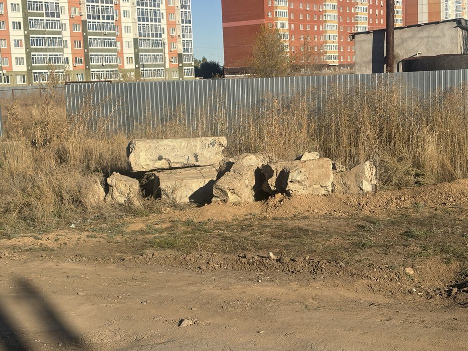 Бетонный бой, старые фундаменты