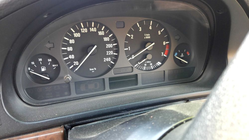 Е39 2.0 150 HP седан на части или цяла. В движение до края на април.