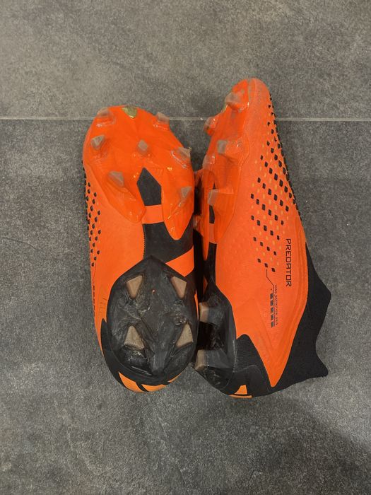 Продаю оригинальные бутсы adidas predator accuracy покупал в Милане