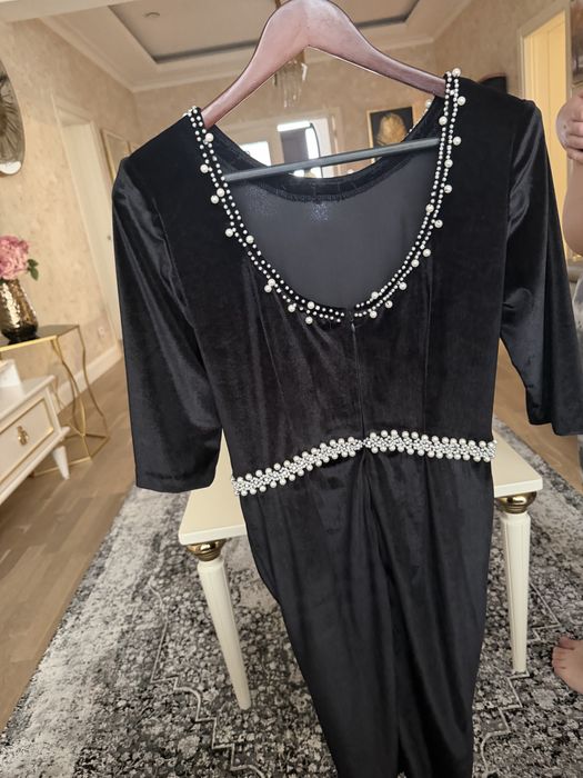 Rochie neagra eleganta accesorizata cu margele