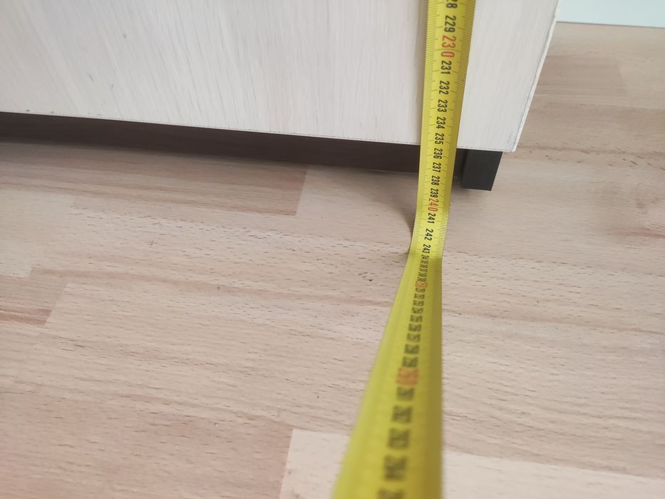 Продавам висок единичен гардероб 240х50х50