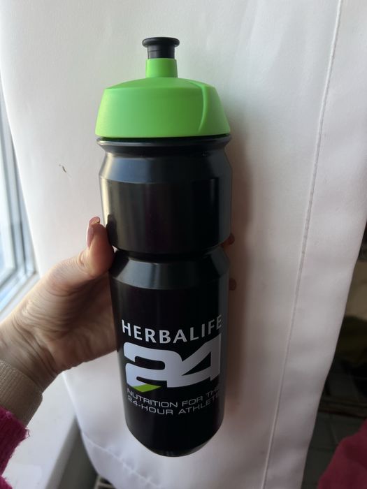 O sticlă sport practică cu sigla Herbalife24