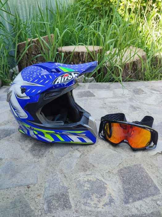 Мотошлем, защитные очки и защита ног