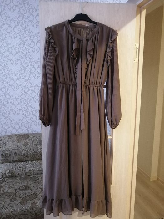 Коричневая платьее
