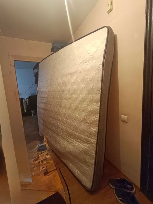 Продам матрас 200х200 б/у за 3000 самовывоз