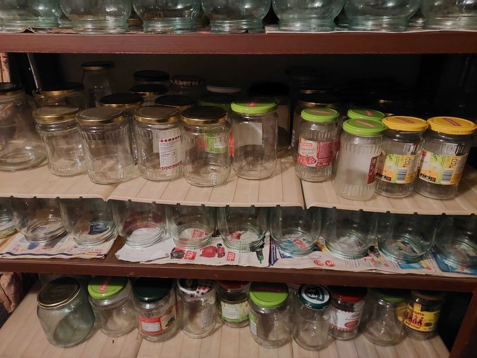 Стъклени буркани и бутилки