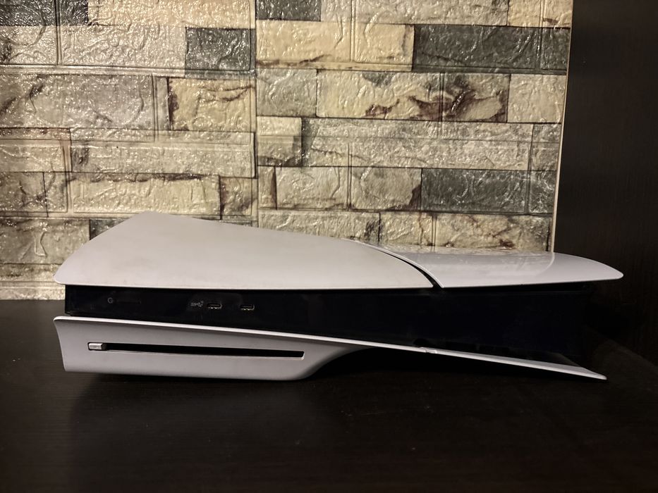 Ps5 slim disc + controler dualsense — 2300 lei negociabil.