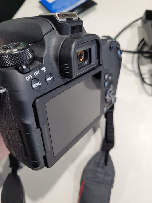 Canon 77d с обективи и подаръци