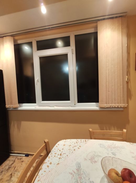 Продавам два ПВЦ прозореца заедно с щорите.
