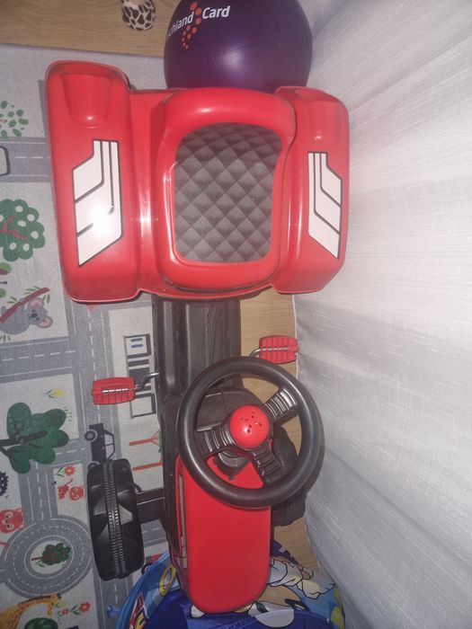 Tractor roșu băieței