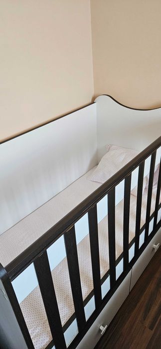 Бебешко легло с люлеещ механизъм