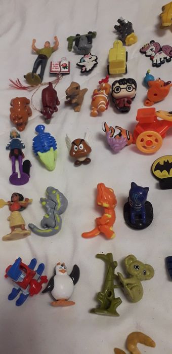 Lot 47 figurine Kinder