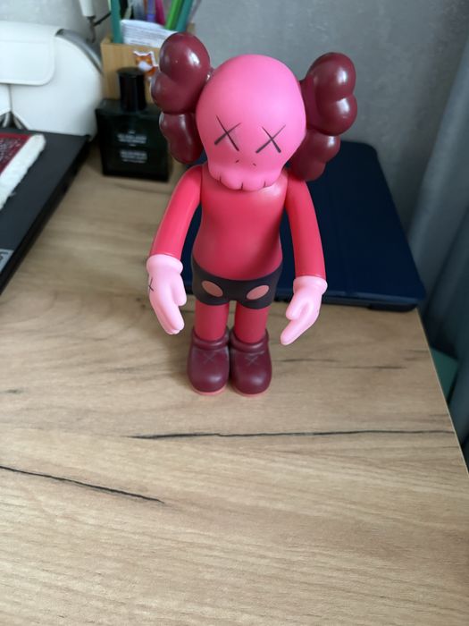 Продам фигурку KAWS