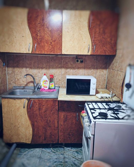 Apartament cu doua camere în București la curte,compus din două camere,baie,bucatarie utilat/mobilat plus curte