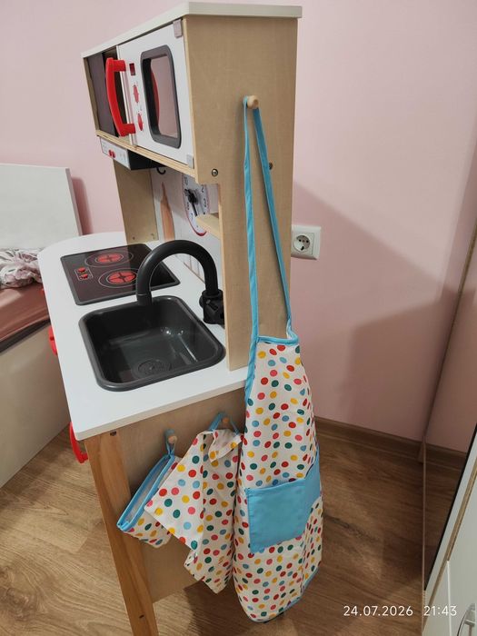 Детска кухня без следи от употреба. Към нея има и аксесоари.