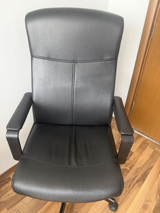 Кожен офис стол