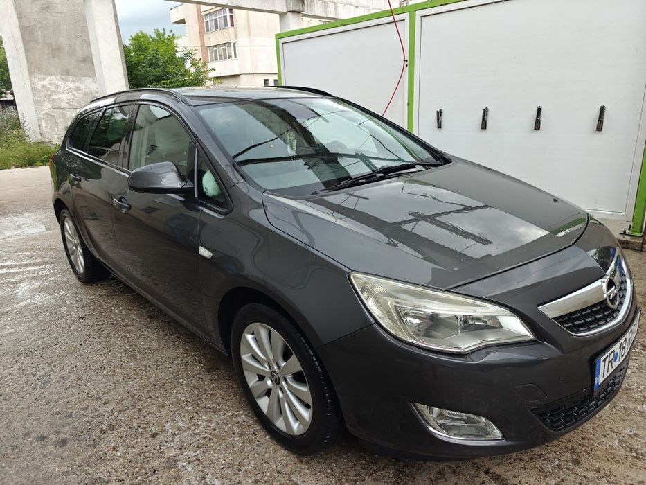 Vând Opel Astra J sport tourer 1.7  2011