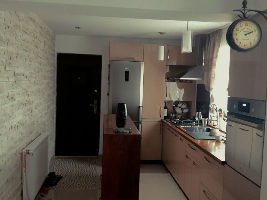 Vand Bucatarie facuta pe comanda cu insula