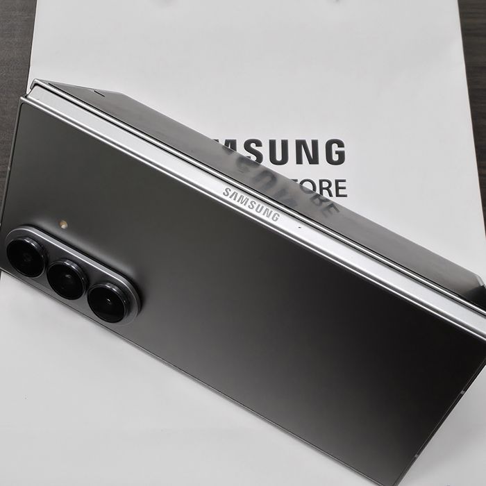 256GB Samsung Fold 7 Гаранция Experience Store 2027г. Silver | Сив