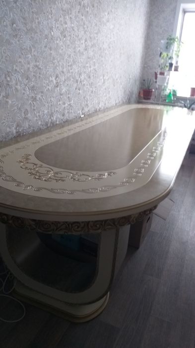 Продам срочно стол и стулья