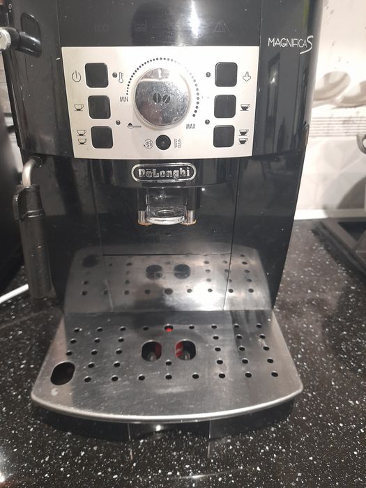 Expresor cafea DELONGHI foarte puțin folosit