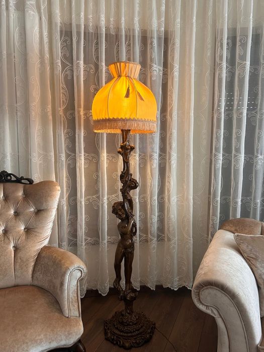 Lampadar sculptat din lemn