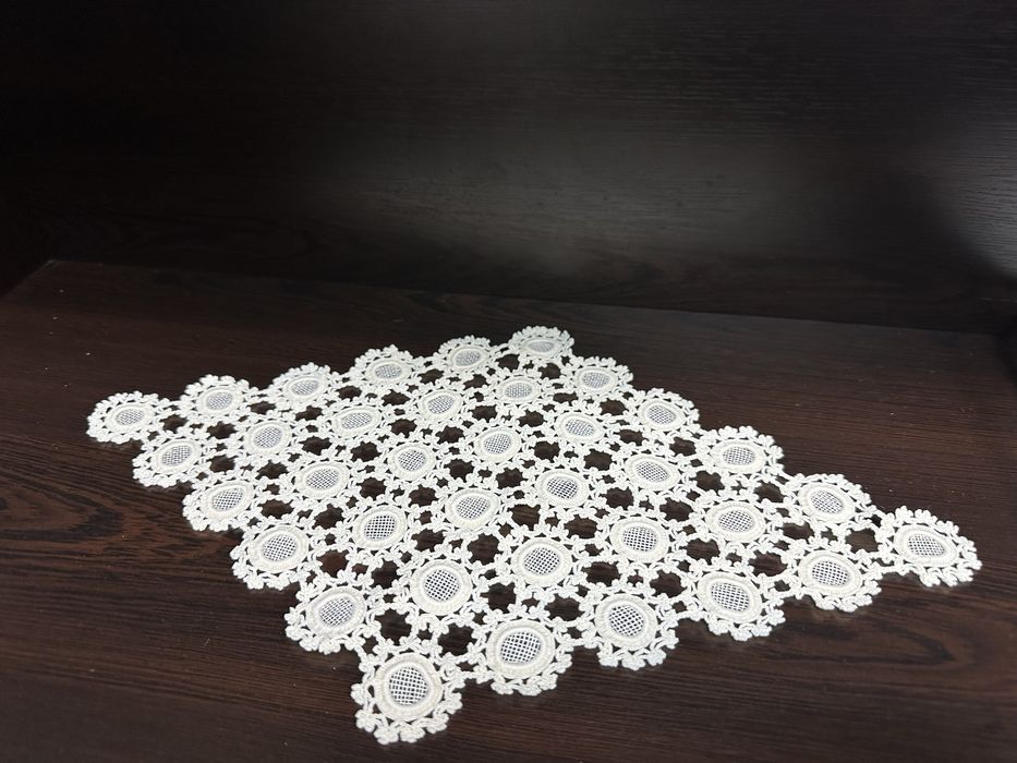 Ръчно плетена малка покривка