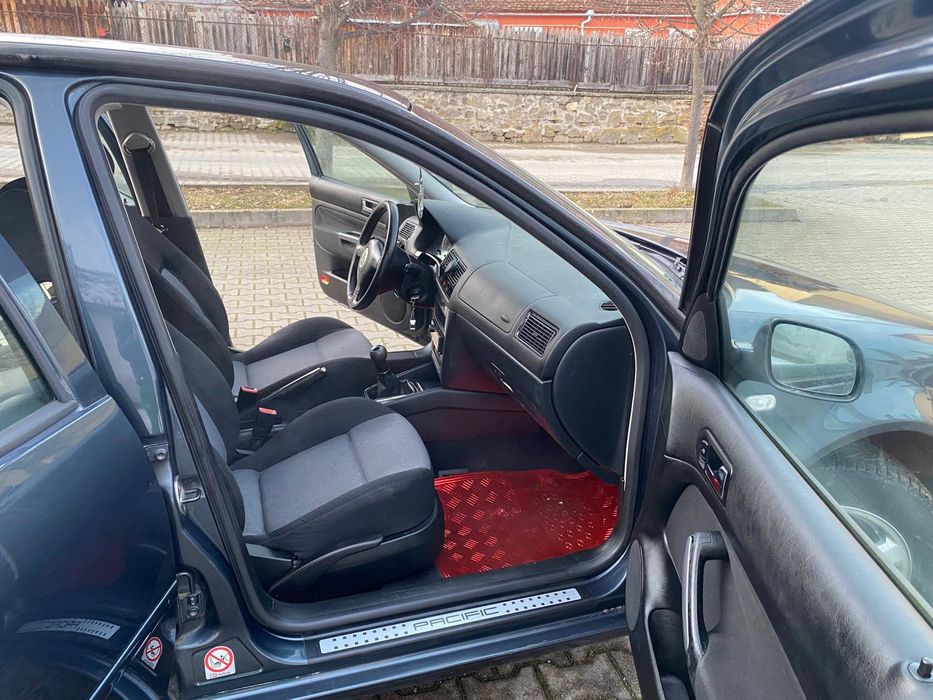 Volkswagen golf  1.6  2003 PACIFIC