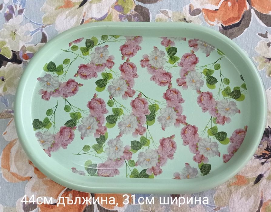 Различни видове подноси за сладки, табли, купи