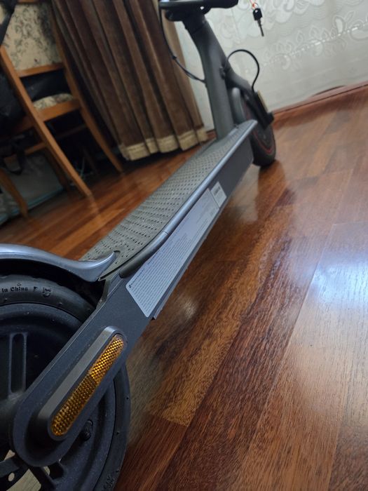 Xiaomi Mi Electric Scooter Pro 2 – Stare excelentă (Doar 900 km / 25 cicluri baterie)
