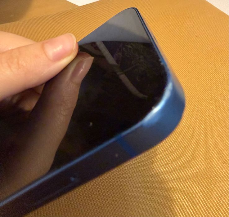 iPhone 13 pe albastru
