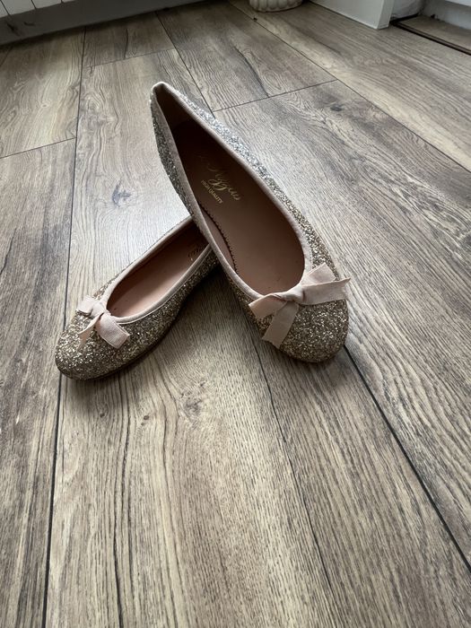 Златисти обувки 36 н