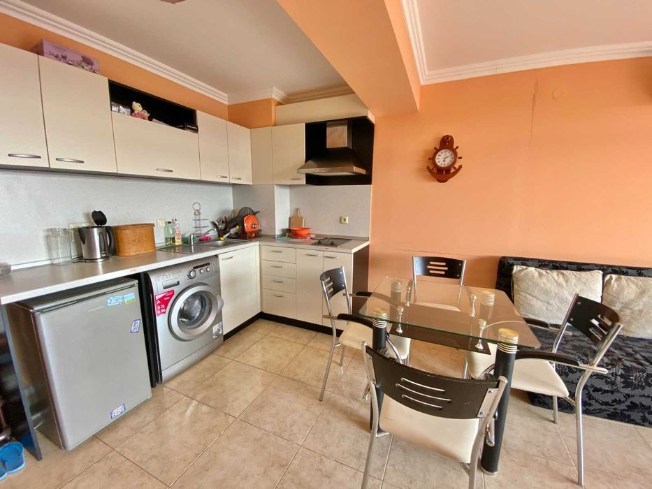 Двустаен апартамент на метри от плажа в к-с "Лазур 5"