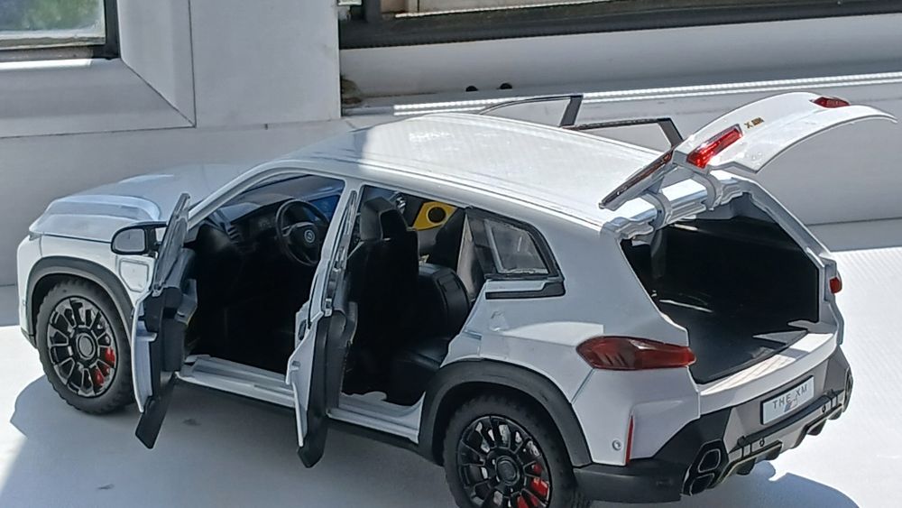 Продаю машинку,белый BMW THE XM