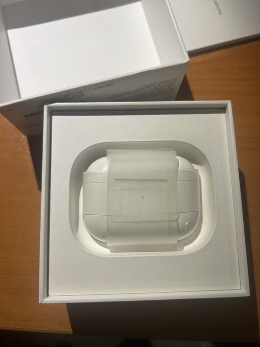 Продавам air pods pro оригинална една слушалка и кутия