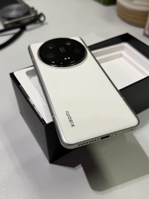 Xiaomi 14 Ultra 256GB + photography case