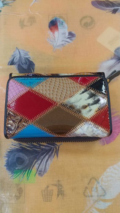 Дамски портмонета от естествена кожа-лачен-с лакирани фигурки.