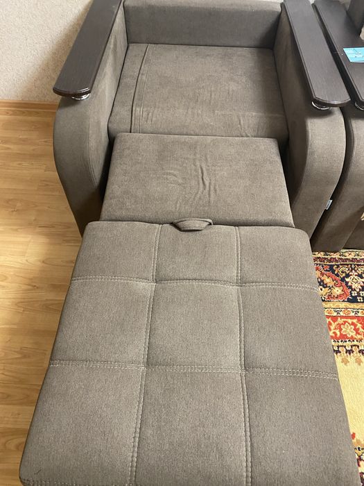 Диван и кресло.