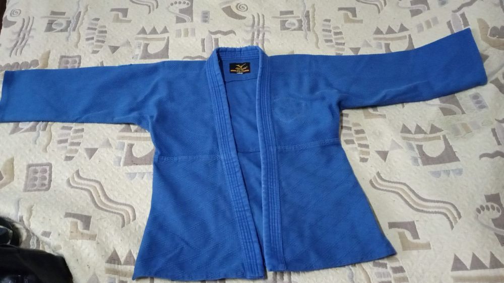 Продам кимоно, детские, 3 комплекта (2 белых, одно синее)