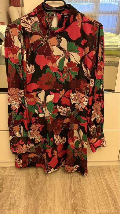 рокля от сатен ZARA