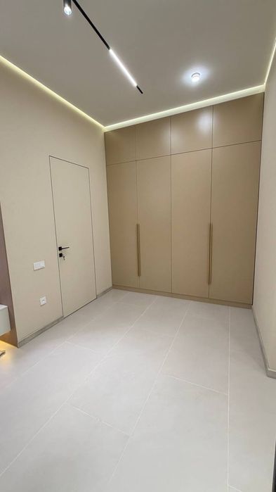 Продается 2 комнатная Жк Мухташам  (ул. Ниёзбек йули 2)
3 этаж 
70 к