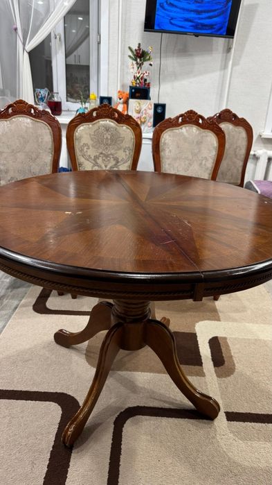 Продаётся стол со стульями.