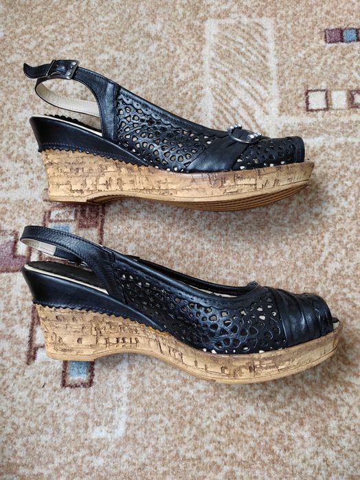 Продам босоножки размер 39