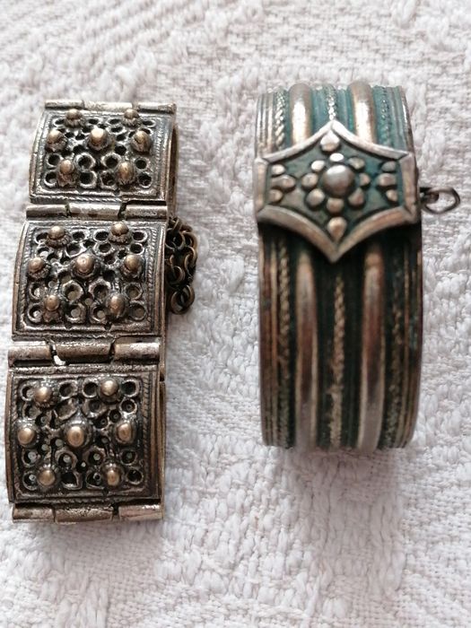 Стари български сребърни гривни