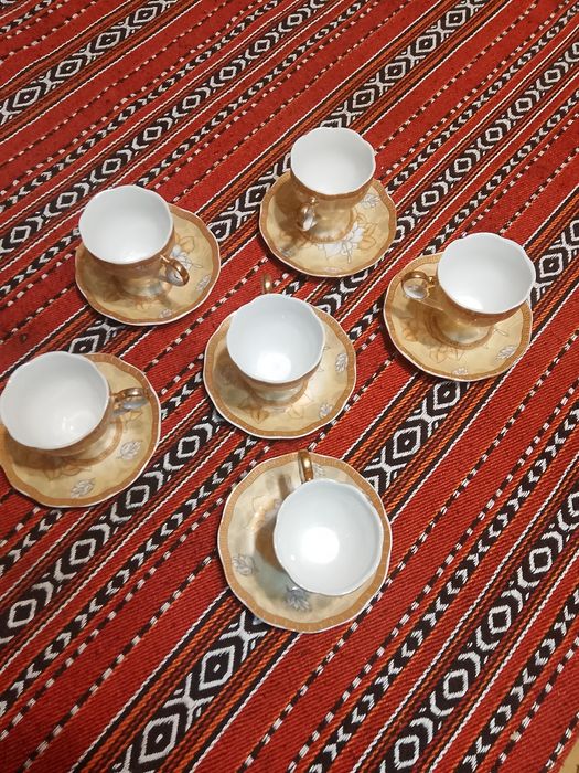 Сервиз за кафе от шест части японски порцелан с 24 каратова позлата.